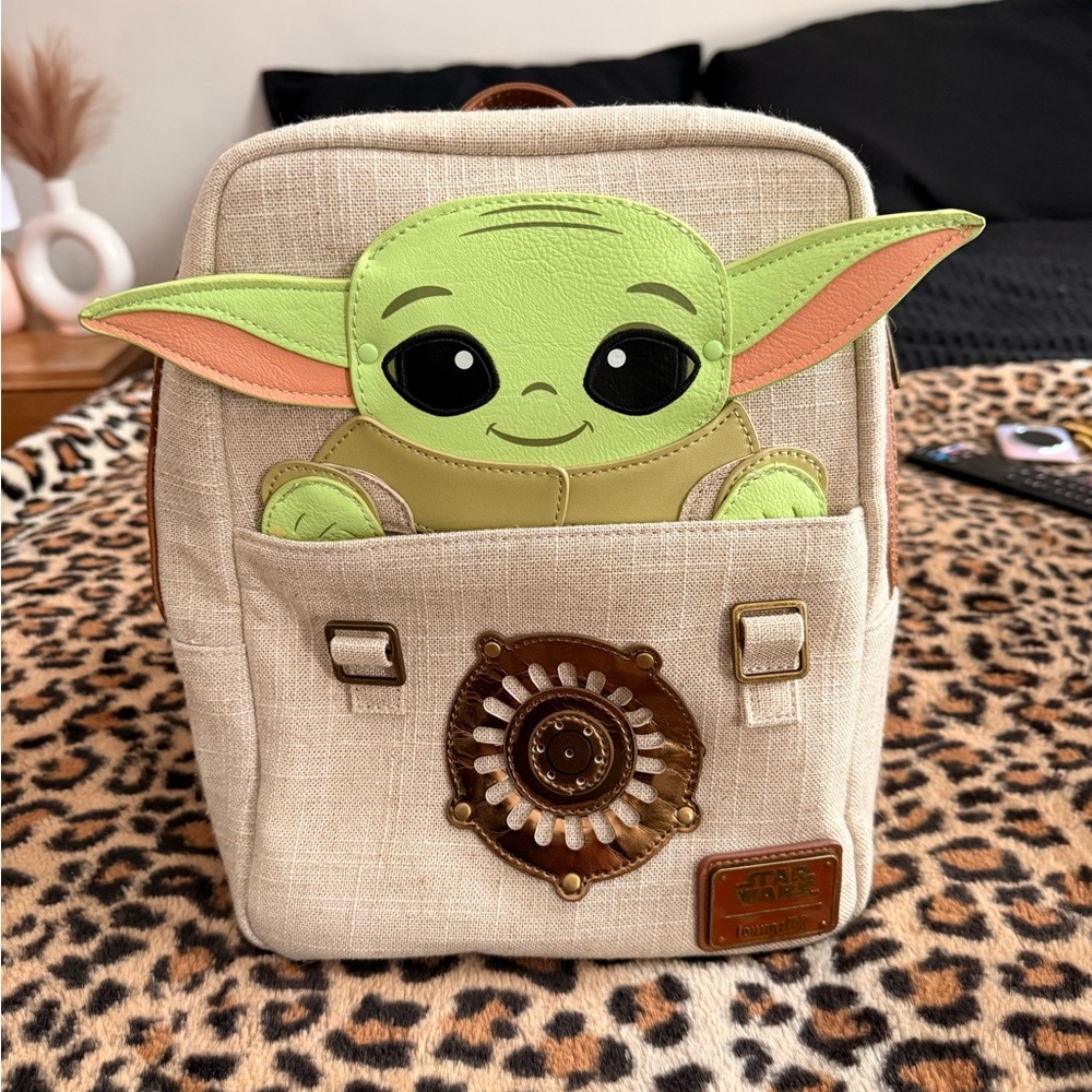 Star Wars Baby Yoda lounge fly